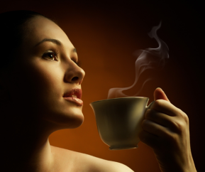 1-coffee-girl-drink девушка пьет зеленый кофе