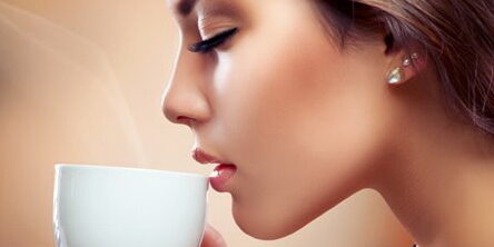 girl-coffee1 девушка вдыхает аромат кофе